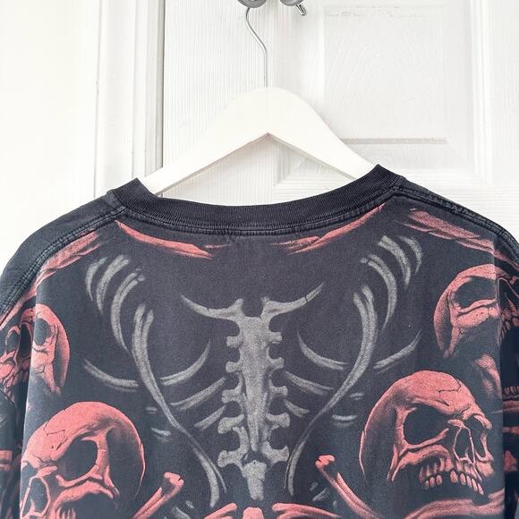 Vintage Anvil Liquid Blue Paper Tag Black 2008 Red Skull Pile Graphic Tee XL - Picture 14 of 16